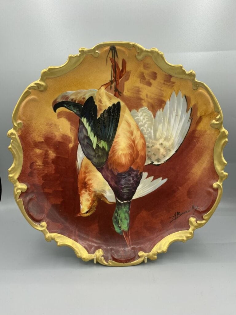 LIMOGES - Suite de cinq assiettes en porcelaine polychrome à décor en plein de…