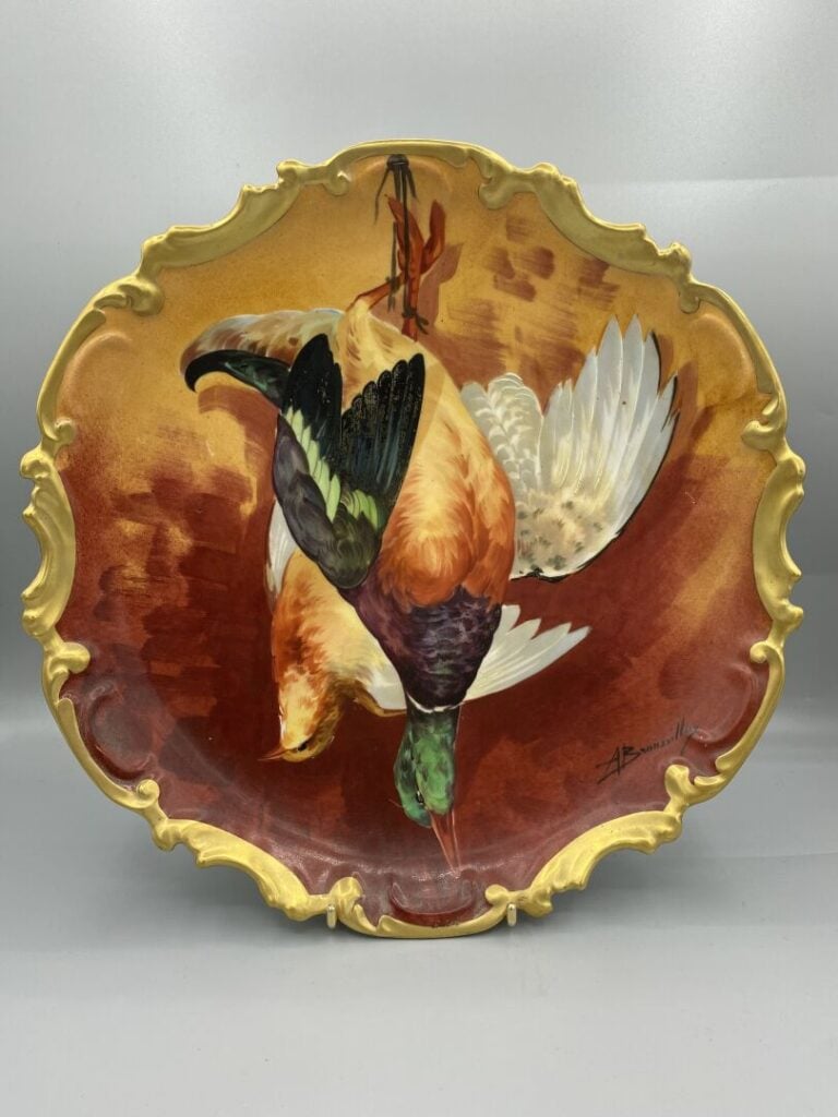 LIMOGES - Suite de cinq assiettes en porcelaine polychrome à décor en plein de…