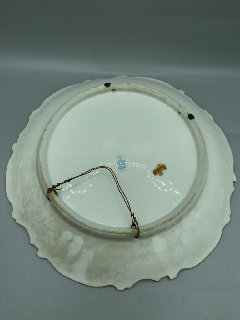 LIMOGES - Suite de cinq assiettes en porcelaine polychrome à décor en plein de…