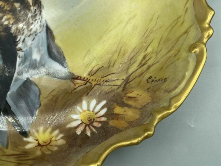LIMOGES - Suite de cinq assiettes en porcelaine polychrome à décor en plein de…