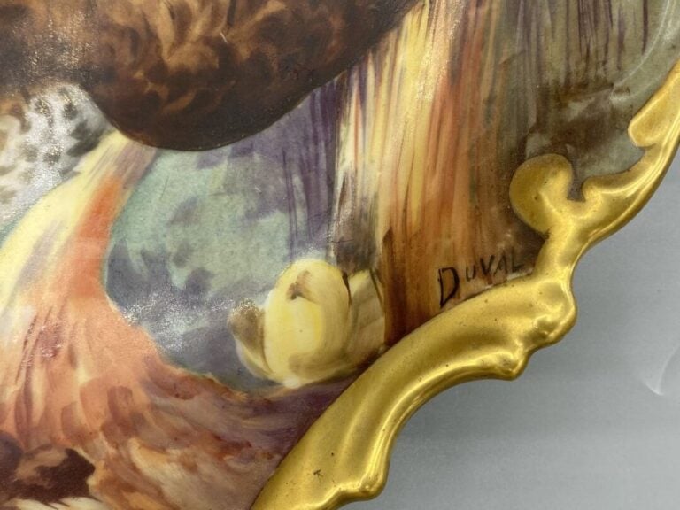 LIMOGES - Suite de cinq assiettes en porcelaine polychrome à décor en plein de…
