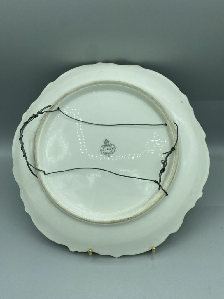 LIMOGES - Suite de cinq assiettes en porcelaine polychrome à décor en plein de…