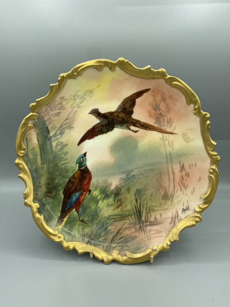 LIMOGES - Suite de cinq assiettes en porcelaine polychrome à décor en plein de…