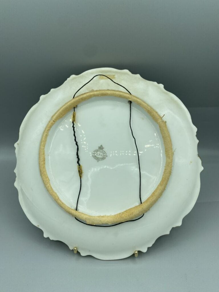 LIMOGES - Suite de cinq assiettes en porcelaine polychrome à décor en plein de…