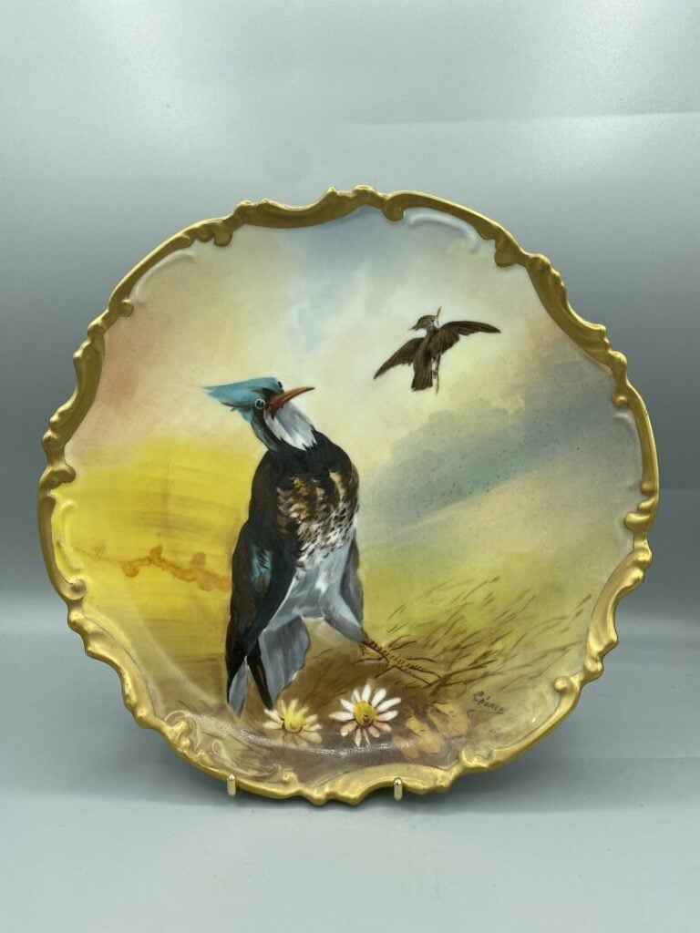 LIMOGES - Suite de cinq assiettes en porcelaine polychrome à décor en plein de…