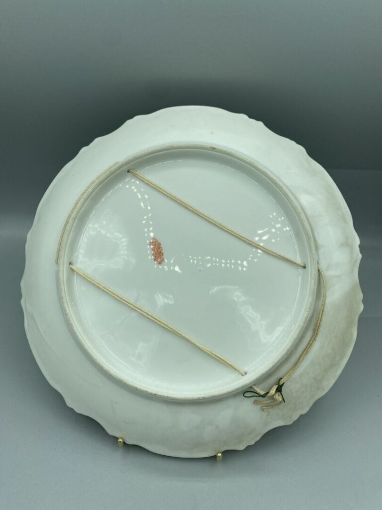 LIMOGES - Suite de cinq assiettes en porcelaine polychrome à décor en plein de…