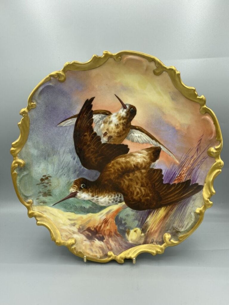 LIMOGES - Suite de cinq assiettes en porcelaine polychrome à décor en plein de…