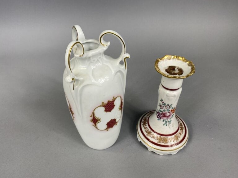 LIMOGES - Vase à anses mouvementées en porcelaine émaillée blanche à décor de c…