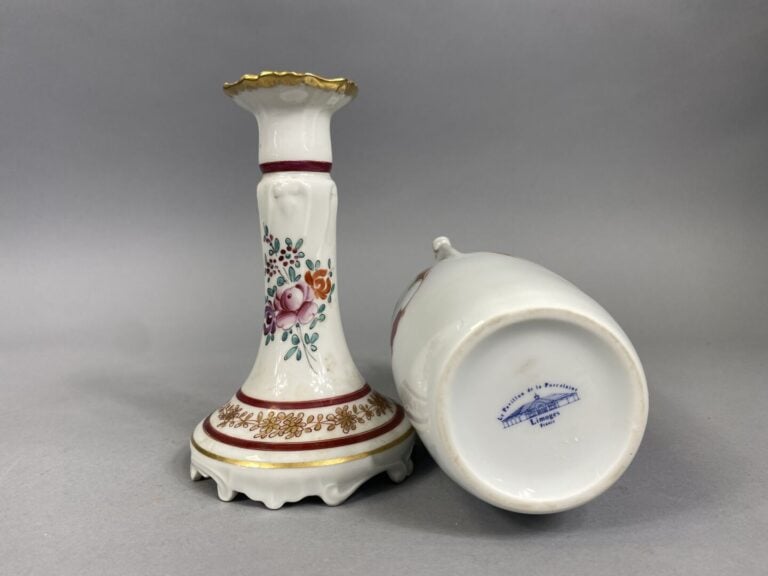 LIMOGES - Vase à anses mouvementées en porcelaine émaillée blanche à décor de c…