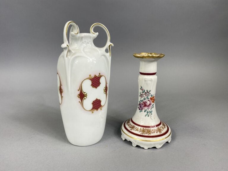 LIMOGES - Vase à anses mouvementées en porcelaine émaillée blanche à décor de c…