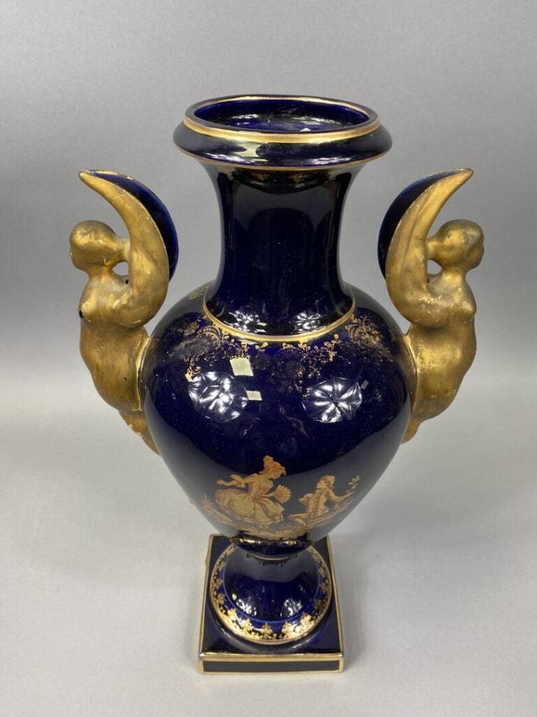 LIMOGES - Vase en porcelaine polychrome dans les bleu et doré à décor de scènes…