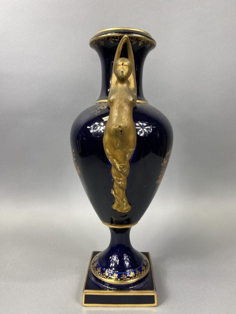 LIMOGES - Vase en porcelaine polychrome dans les bleu et doré à décor de scènes…