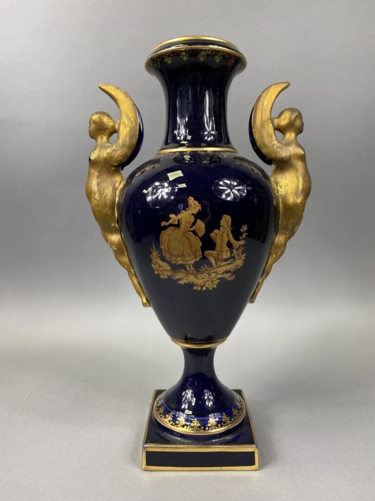 LIMOGES - Vase en porcelaine polychrome dans les bleu et doré à décor de scènes…