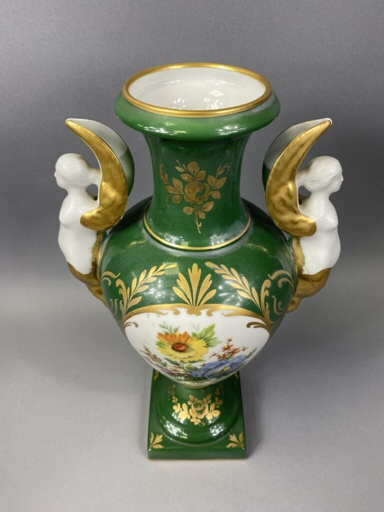 LIMOGES - Vase en porcelaine polychrome dans les tons vert et blanc à décor de…