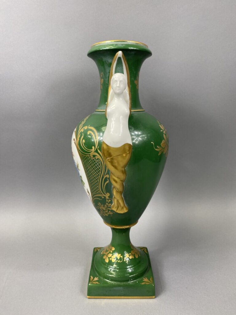 LIMOGES - Vase en porcelaine polychrome dans les tons vert et blanc à décor de…