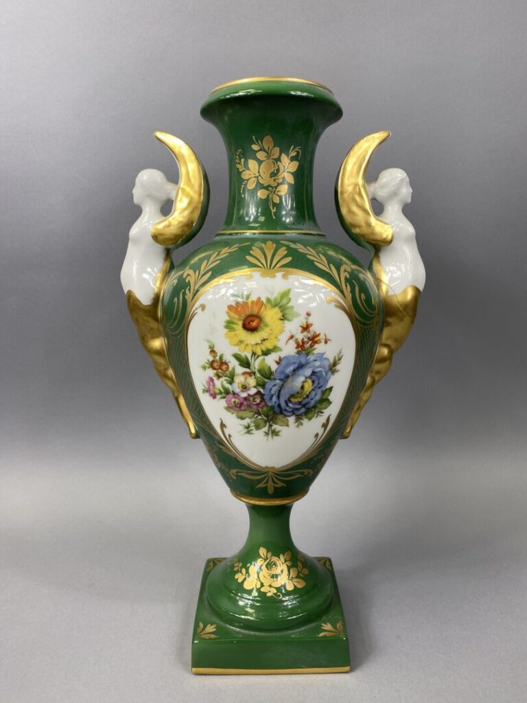 LIMOGES - Vase en porcelaine polychrome dans les tons vert et blanc à décor de…