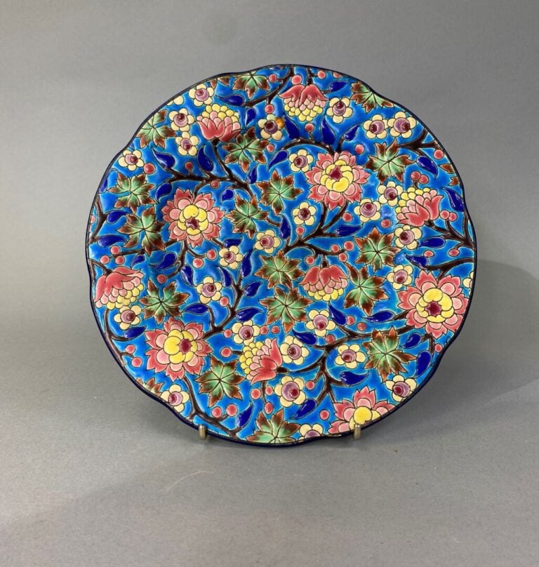 LONGWY - Plat circulaire en faïence à décor floral en émaux polychromes sur fon…