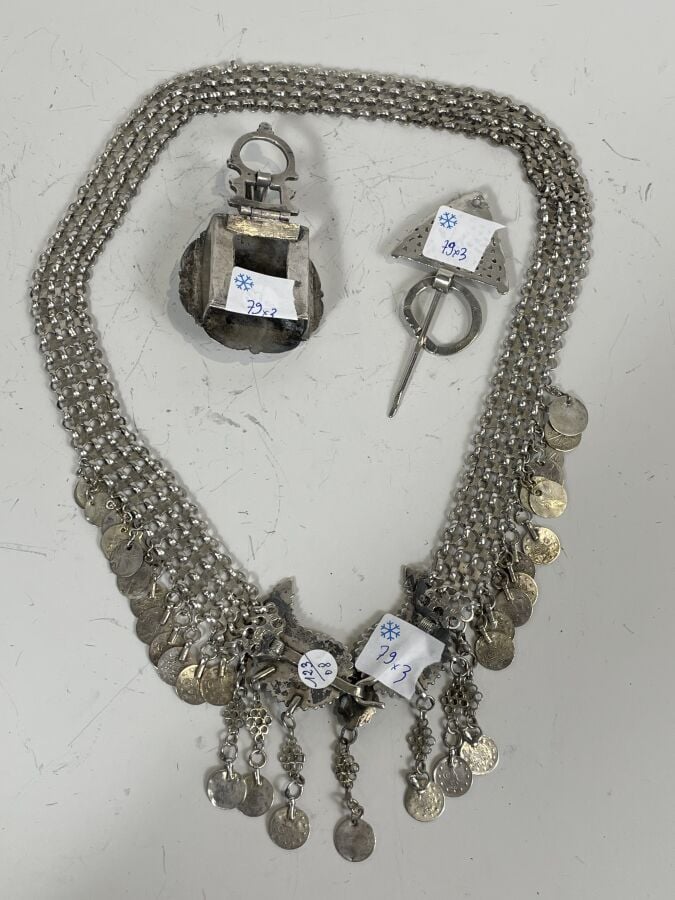 Lot composé d'une ceinture à mailles souples en argent bas titre ornée de 32 mo…