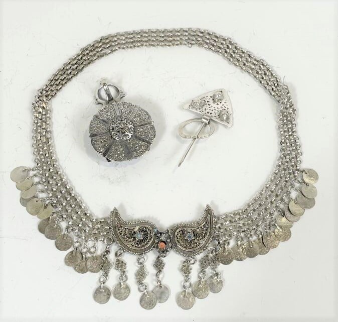 Lot composé d'une ceinture à mailles souples en argent bas titre ornée de 32 mo…