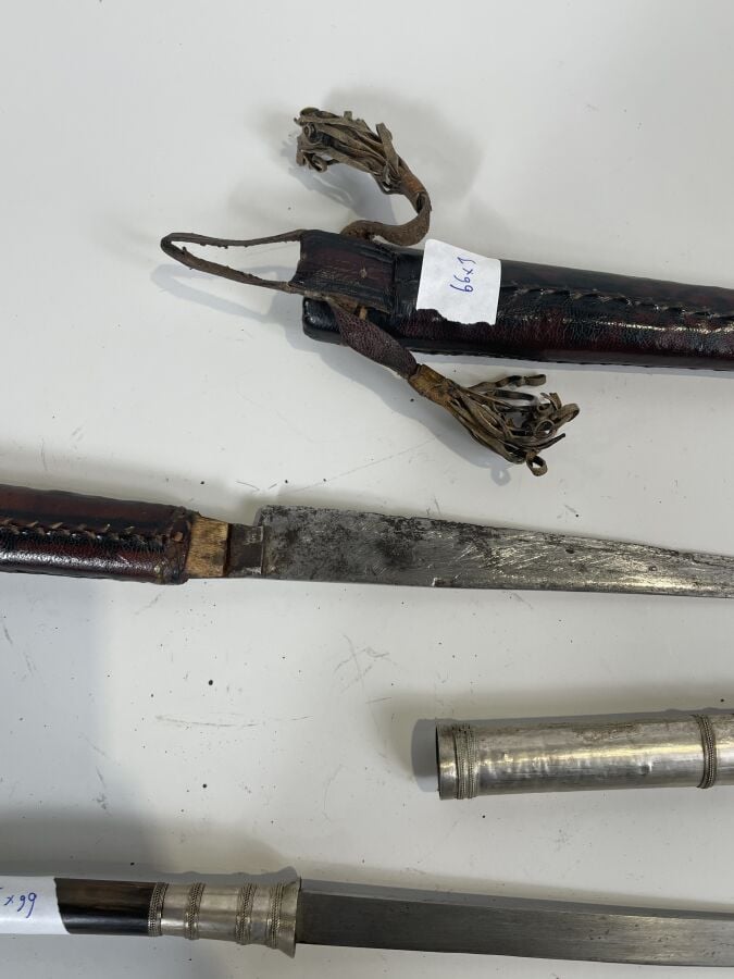 Lot composé d'une dague à fourreau et manche en cuir tressé (33 cm), une dague…