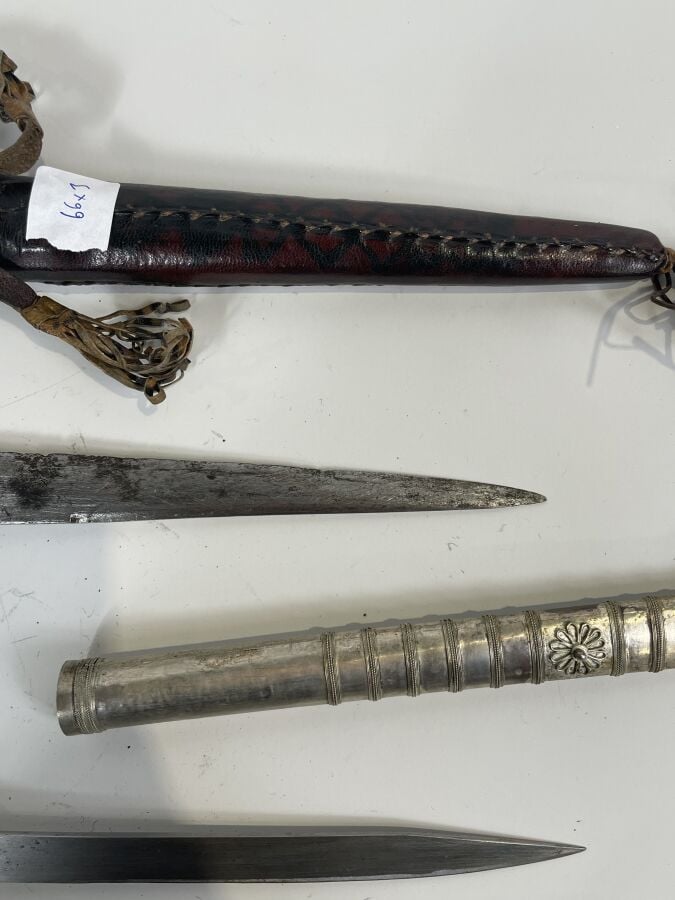 Lot composé d'une dague à fourreau et manche en cuir tressé (33 cm), une dague…