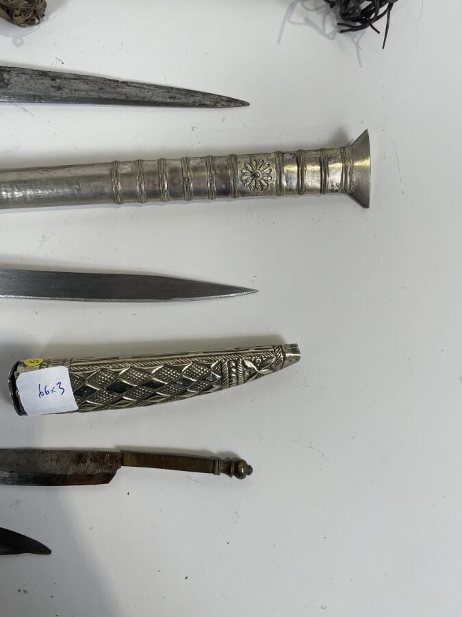 Lot composé d'une dague à fourreau et manche en cuir tressé (33 cm), une dague…