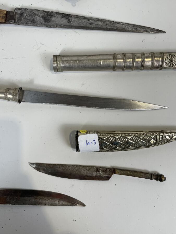Lot composé d'une dague à fourreau et manche en cuir tressé (33 cm), une dague…