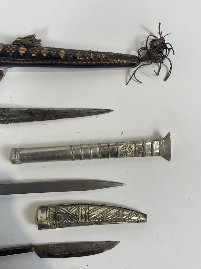 Lot composé d'une dague à fourreau et manche en cuir tressé (33 cm), une dague…