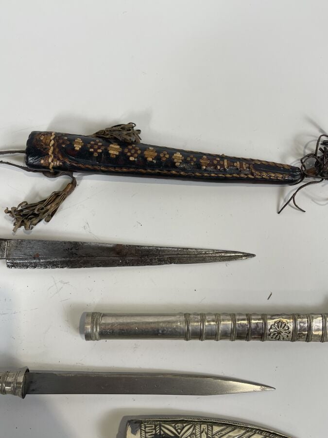 Lot composé d'une dague à fourreau et manche en cuir tressé (33 cm), une dague…