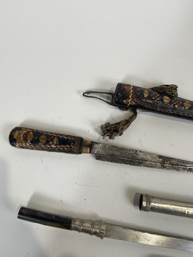 Lot composé d'une dague à fourreau et manche en cuir tressé (33 cm), une dague…