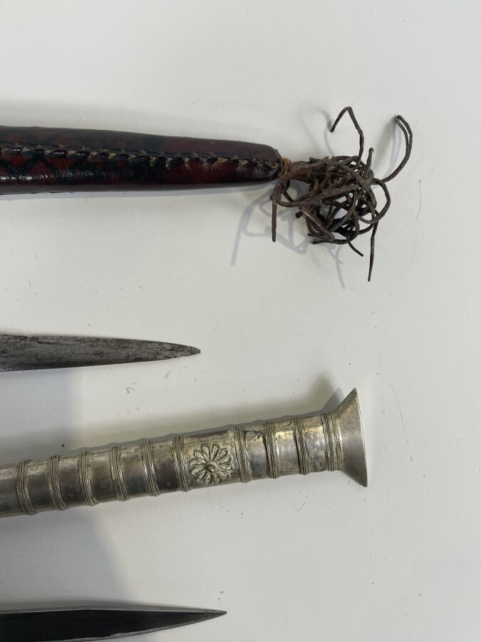 Lot composé d'une dague à fourreau et manche en cuir tressé (33 cm), une dague…