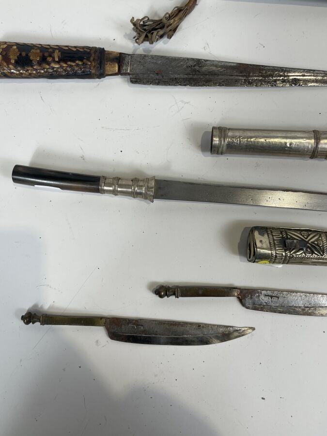 Lot composé d'une dague à fourreau et manche en cuir tressé (33 cm), une dague…