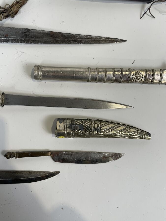 Lot composé d'une dague à fourreau et manche en cuir tressé (33 cm), une dague…