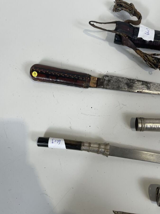Lot composé d'une dague à fourreau et manche en cuir tressé (33 cm), une dague…