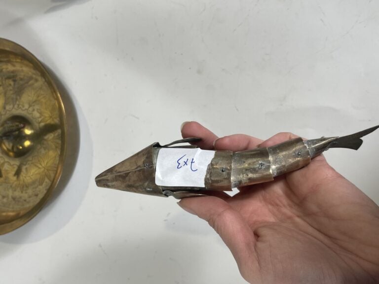 Lot comprenant : - Bassin en laiton à décor au centre d'un poisson en ronde bos…