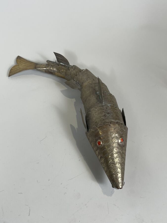 Lot comprenant : - Bassin en laiton à décor au centre d'un poisson en ronde bos…