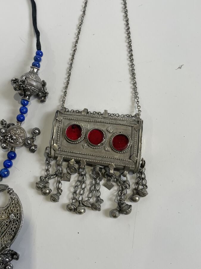 Lot comprenant : - Collier en argent bas titre et perles bleues (38 cm) - Boîte…