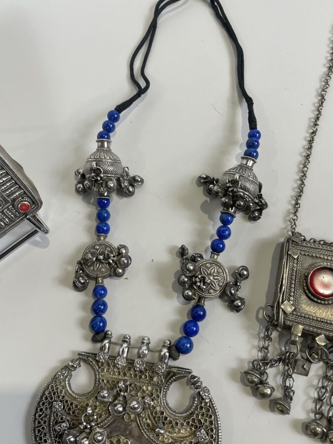 Lot comprenant : - Collier en argent bas titre et perles bleues (38 cm) - Boîte…