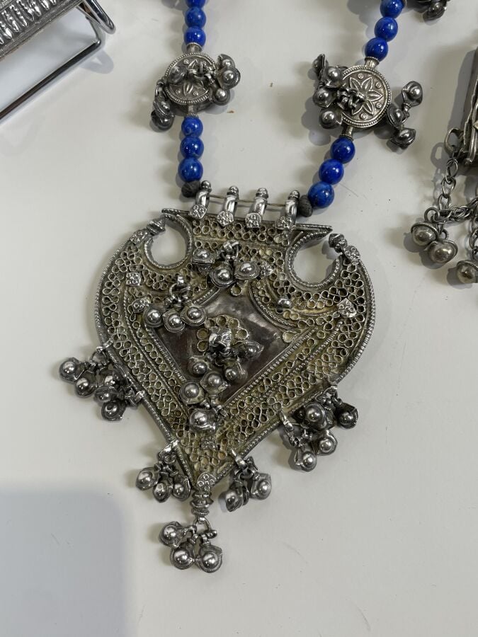 Lot comprenant : - Collier en argent bas titre et perles bleues (38 cm) - Boîte…