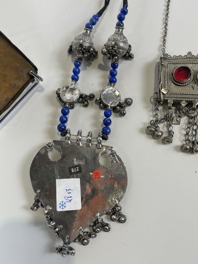 Lot comprenant : - Collier en argent bas titre et perles bleues (38 cm) - Boîte…