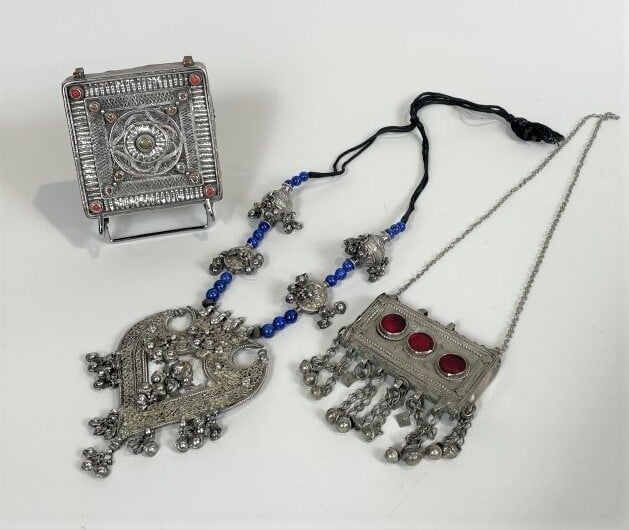 Lot comprenant : - Collier en argent bas titre et perles bleues (38 cm) - Boîte…