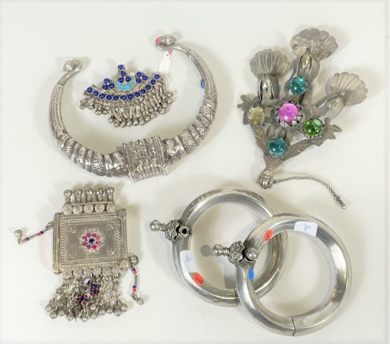 Lot comprenant : - Deux bracelets en argent bas-titre, un petit torque, une boî…
