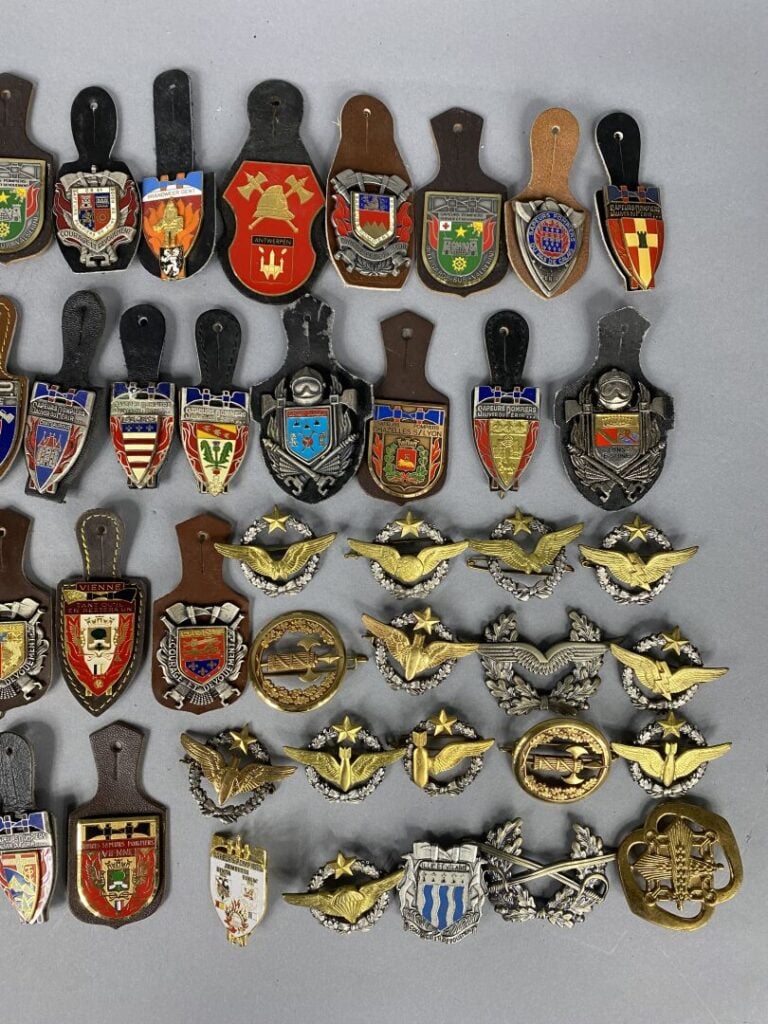 Lot comprenant divers insignes métalliques et pucelles Sapeurs-pompiers, Police…
