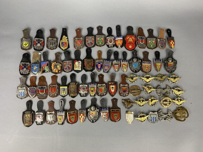Lot comprenant divers insignes métalliques et pucelles Sapeurs-pompiers, Police…