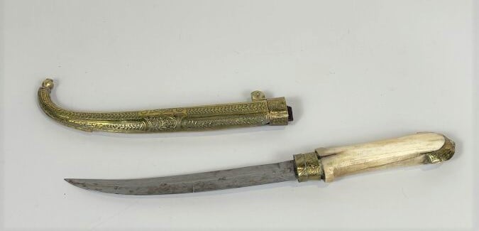 Lot comprenant : - Koummiya en laiton et ivoire marin (Longueur : 40 cm) - Pich…