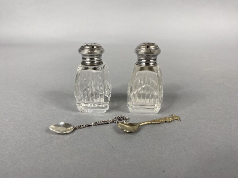 Lot comprenant : - -six ronds de serviettes en argent (poids total : 172,8 g) -…