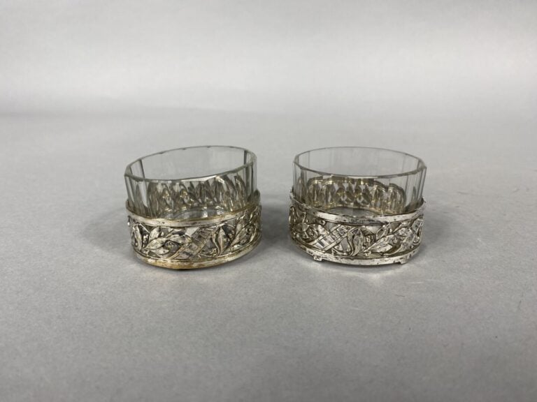 Lot comprenant : - -six ronds de serviettes en argent (poids total : 172,8 g) -…