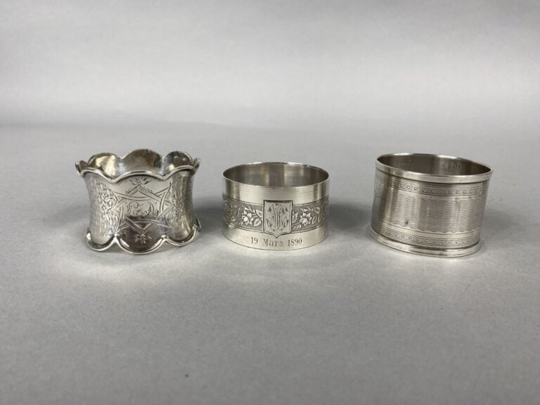 Lot comprenant : - -six ronds de serviettes en argent (poids total : 172,8 g) -…