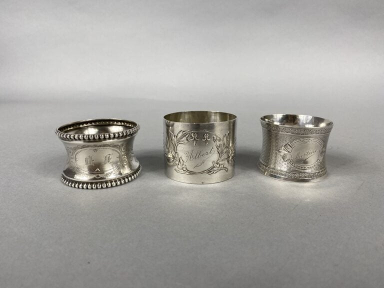 Lot comprenant : - -six ronds de serviettes en argent (poids total : 172,8 g) -…