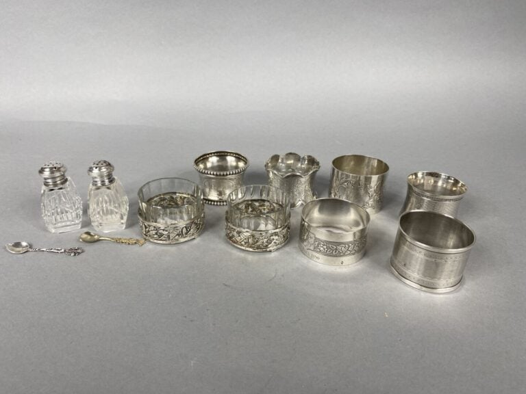 Lot comprenant : - -six ronds de serviettes en argent (poids total : 172,8 g) -…